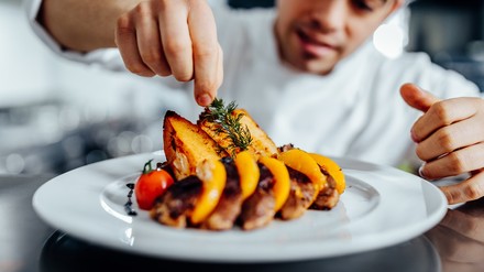 ein Koch in einer Küche