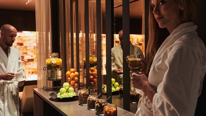 Frau und Mann im Spa-Bereich des SchlossHotel Zermatt