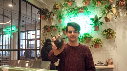 Francesco Brachetti hält drei Avocados in den Händen
