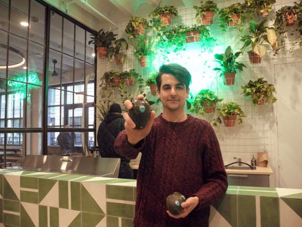 Francesco Brachetti hält drei Avocados in den Händen