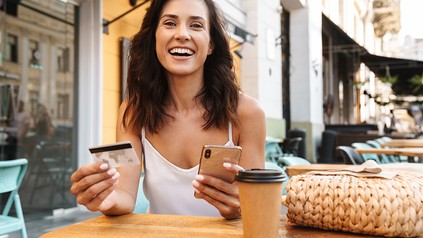 Eine Frau mit Handy in einem Cafe