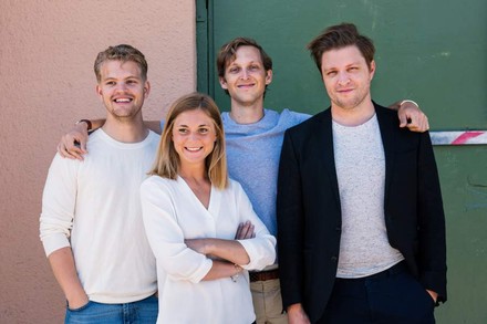 Eine Gruppe junger Menschen, die für Karma arbeiten