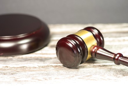 Ein Richterhammer auf einem Tisch