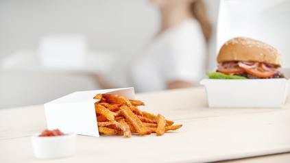 Süßkartoffelpommes und Burger