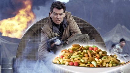 Pierce Brosnan in einer Aktionszene, davor ein Teller mit einem indischen Gericht