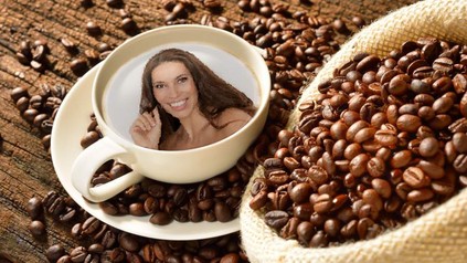 Neben einem Sack Kaffeebohnen steht eine Tasse Kaffe auf deren Oberfläche das Gesicht einer Frau zu sehen ist
