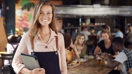 Servicekraft strahlt in die Kamera