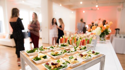 Gaste an einem Buffet