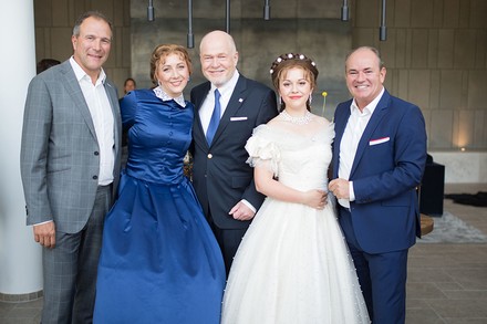 Eine Gruppe berühmter Fun ktionsträger eröffnet das Neue Neuschwanstein-Hotel