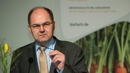 Ein Referent spricht bei der Messe Biofach und Vivaness