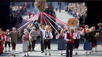 Der Straßenumzug bei der Fürther Michaelis-Kirchweih
