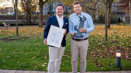 Marco Winter, Hoteldirektor, und Felix Gabel, Küchendirektor, nahmen die Auszeichnung für das Budersand Hotel auf Sylt in Empfang. (Foto: © HDV/Philipp Ziebart)
Marco Winter und Felix Gabel