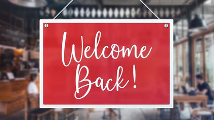 "Welcome back"-Schild an Restaurant-Tür