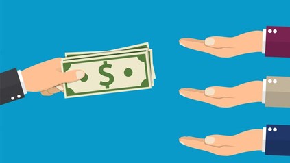 Eine Hand hält ein paar Geldscheine, während drei Hände die Handflächen ausstrecken um das Geld zu erhalten