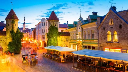 Die Innenstadt von Tallinn am Abend