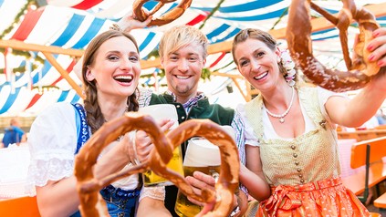 Drei Oktoberfestbesucher in einem Bierzelt