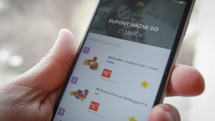 Eine Hand hält ein Smartphone auf dem die McDonald´s App geöffnet ist