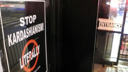Vor einem Lokal in New York hängt ein Schild auf dem das Wort Literally durchgestrichen ist und darüber steht Stop Kardashianism