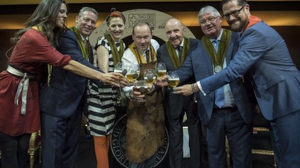 Jürg Stahl und einige andere Personen stoßen mit Bier an