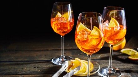 Aperol Spritz mit Zitrone
