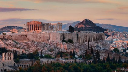 Ein Panorama einer griechischen Stadt und deren altertümlichen Bauwerken