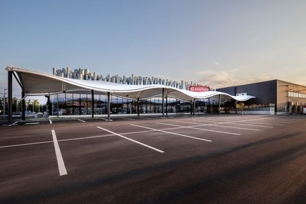 Der neue Kastner Markt von außen mit gewellter Überdachung auf dem Parkplatz