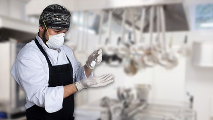 EIn Koch in einer Großküche