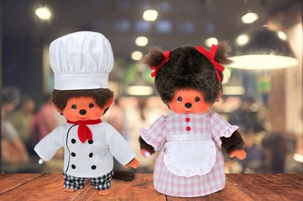 Zwei Monchichi-Puppen als Koch und Servicedame verkleidet