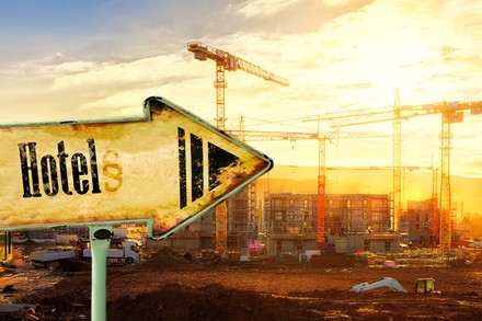 Ein Hotelschild vor einer Baustelle