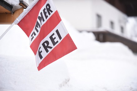 Ein Zu-vermieten-Schild an einem Privathaus