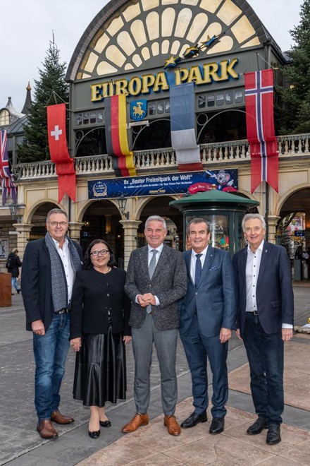 Roland und Jürgen Mack, Inhaber Europa-Park (links und rechts), mit Eva-Maria Rühle, stellv. Vorsitzende Dehoga, Thomas Strobl, Innenminister Baden-Württemberg, und Fritz Engelhardt, Vorsitzender Dehoga (v. l. n. r) vor der öffentlichen Ansprache (Foto: © Europa-Park)