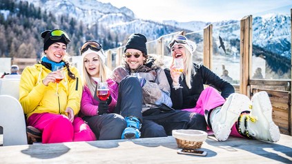Vier Freunde beim Après-Ski