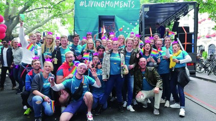 80 Mitarbeiter der Living Hotels feiern auf dem Christopher Street Day