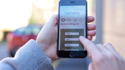 Frau bedient BunaNotg-App