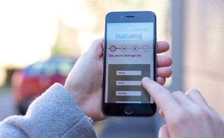 Frau bedient BunaNotg-App