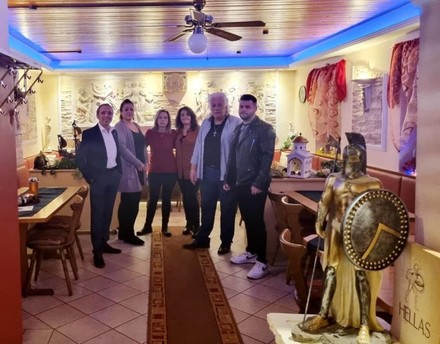 Das ist das Team der Taverna Kirschbaum.