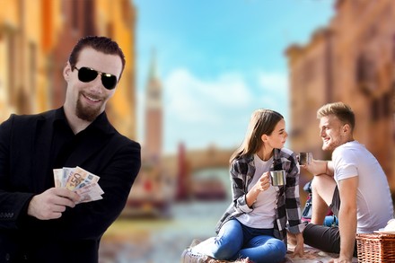 Mann mit Sonnenbrille und Geldscheinen, daneben ein Paar beim Picknicken