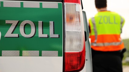 Zollauto und Zollbeamter