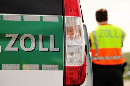 Zollauto und Zollbeamter