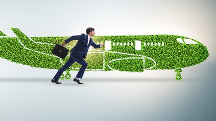 Ein Geschäftsmann vor einem grünen Flugzeug