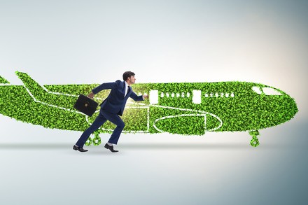 Ein Geschäftsmann vor einem grünen Flugzeug