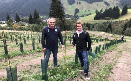 Winzer Johann Müller (l.) und Hotelier Sepp Fersterer bewirtschaften den höchstgelegenen Weinberg Österreichs