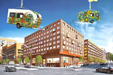 Kräne hieven Campingwägen auf eine Hotelterrasse