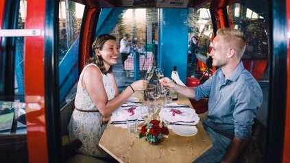 Paar diniert in einer Gondel