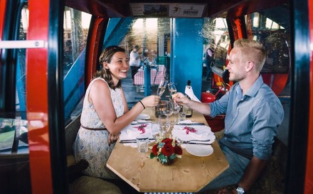 Paar diniert in einer Gondel