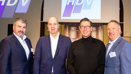 Der HDV-Vorsitzende Jürgen Gangl mit den Gastrednern Prof. Marcel Fratzscher, Wissenschaftler, Autor und Kolumnist, und Jochen Oehler, Geschäftsführer der progros Einkaufsgesellschaft, sowie dem HDV-Vorstandsmitglied Oliver Mathée (von links nach rechts). (Foto: © HDV)