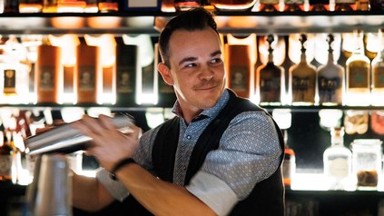 Artisans of Taste-Gewinner 2022 beim mixen des Sieger-Drinks.