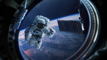 Astronaut im Weltraum mit Cookie in der Hand