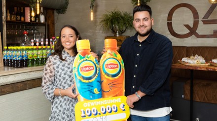 Adriana Cerami, Leiterin Unternehmenskommunikation bei PepsiCo DACH (links) übergibt den Scheck über 100.000 Euro an Jihad El-Turk, Inhaber von Q41 (rechts), die deutschlandweit den 1. Platz der Lipton Ice Tea „Schenke ein Lächeln“ Kampagne belegt haben.