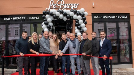 Villöachs Bürgermeister eröffnet Le Burger Restaurant in der Innenstadt.
